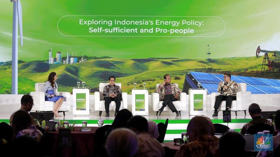 Wakil Direktur Utama PT Pertamina (Persero), Oki Muraza saat menyampaikan pemaparan dalam acara Energy Outlook 2026 di Jakarta, Kamis (5/2/2026). (CNBC Indonesia/Muhammad Sabki)