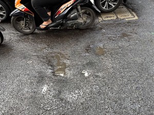Warga Keluhkan Lubang di Jalan Gatot Subroto Jaksel Bikin Rawan Kecelakaan