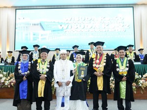 Pengantin Viral, Usai Akad Nikah Naik Panggung Wisuda Pakai Gaun Pengantin