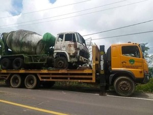 Truk Molen Tak Bertuan Terparkir 6 Tahun di Jalan Trans Flores Dievakuasi