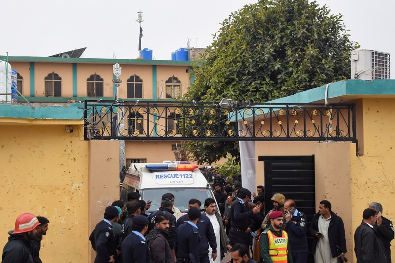 Ambulans mengevakuasi korban setelah ledakan dahsyat di sebuah masjid Muslim Syiah di Islamabad, Pakistan, 6 Februari 2026. (REUTERS/Waseem Khan)