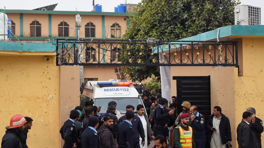 Ambulans mengevakuasi korban setelah ledakan dahsyat di sebuah masjid Muslim Syiah di Islamabad, Pakistan, 6 Februari 2026. (REUTERS/Waseem Khan)