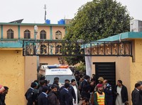 Potret Bom Guncang Masjid Saat Salat Jumat, Puluhan Orang Tewas