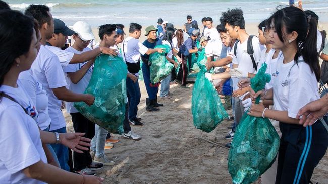 Top! BRI Ajak Pekerja dan Masyarakat Bersihkan Pantai Kedonganan Bali