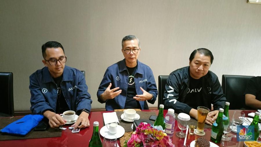 Chief Executive Officer Alva, Purbaja Pantja (tengah) di Indonesia Internasional Motor Show (IIMS) 2026, Jumat (6/2/2026). (CNBC Indonesia/Ferry Sandi)