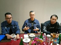 Chief Executive Officer Alva, Purbaja Pantja (tengah) di Indonesia Internasional Motor Show (IIMS) 2026, Jumat (6/2/2026). (CNBC Indonesia/Ferry Sandi)