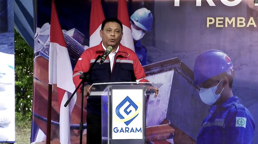 Direktur PT Garam, Abraham Mose saat menyampaikan paparan jelang prosesi Groundbreaking Proyek Hilirisasi Fase-1, Jumat (6/2/2026). (Tangkapan Layar Youtube/Danantara Indonesia)