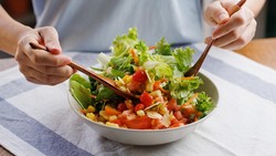 Hukum Nonton Mukbang Saat Puasa, Batal atau Tidak?