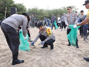 Kapolda Bali Bersih-bersih Pantai Kedonganan Bersama 5.000 Relawan