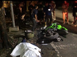 2 Pria Mabuk Naik Ninja Tewas Tabrak Pohon dan Tiang Warkop di Mojokerto