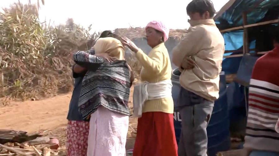 Petugas dari Pasukan Tanggap Bencana Nasional (NDRF) dan Pasukan Tanggap Bencana Negara Bagian (SDRF) melakukan operasi penyelamatan setelah ledakan menewaskan beberapa orang di tambang batu bara ilegal di Meghalaya, India, 6 Februari 2026. (REUTERS/Hafiz Ahmed)