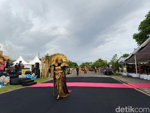 Ribuan Gadis Lombok Meriahkan Karnaval Sambut Bau Nyale 2026