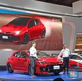 Marketing Director Toyota Astra Motor (TAM), Hiroyuki Oide (kiri) dan Direktur Marketing PT Toyota-Astra Motor (TAM), Jap Ernando Demily (kanan) saat merilis Gazoo Racing (GR) pada mobil Toyota Corola dalam ajang Indonesia International Motor Show (I