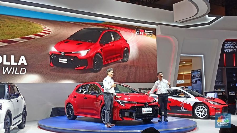 Marketing Director Toyota Astra Motor (TAM), Hiroyuki Oide (kiri) dan Direktur Marketing PT Toyota-Astra Motor (TAM), Jap Ernando Demily (kanan) saat merilis Gazoo Racing (GR) pada mobil Toyota Corola dalam ajang Indonesia International Motor Show (I