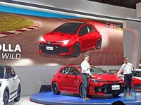 Marketing Director Toyota Astra Motor (TAM), Hiroyuki Oide (kiri) dan Direktur Marketing PT Toyota-Astra Motor (TAM), Jap Ernando Demily (kanan) saat merilis Gazoo Racing (GR) pada mobil Toyota Corola dalam ajang Indonesia International Motor Show (I