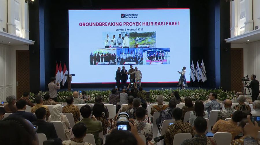 Menteri Investasi/Kepala Badan Koordinasi Penanaman Modal (BKPM), Rosan Roeslani dan COO Danantara Donny Oskaria saat melakukan prosesi Groundbreaking Proyek Hilirisasi Fase-1, Jumat (6/2/2026). (Tangkapan Layar Youtube/Danantara Indonesia)