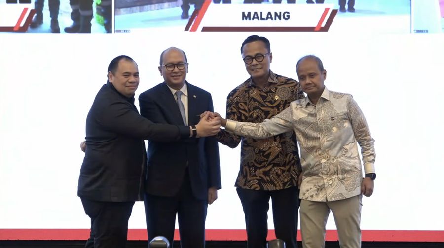 Menteri Investasi/Kepala Badan Koordinasi Penanaman Modal (BKPM), Rosan Roeslani dan COO Danantara Donny Oskaria saat melakukan prosesi Groundbreaking Proyek Hilirisasi Fase-1, Jumat (6/2/2026). (Tangkapan Layar Youtube/Danantara Indonesia)