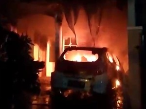 Korsleting Listrik, Mobil Hangus Terbakar di Garasi Rumah di Tasikmalaya