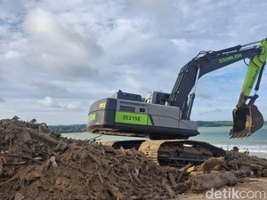 Koster Bersihkan Pantai Kedonganan Bareng Menteri LH dan Menpar