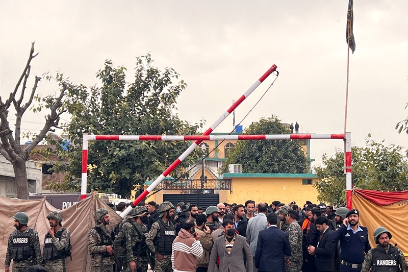 Ambulans mengevakuasi korban setelah ledakan dahsyat di sebuah masjid Muslim Syiah di Islamabad, Pakistan, 6 Februari 2026. (REUTERS/Waseem Khan)