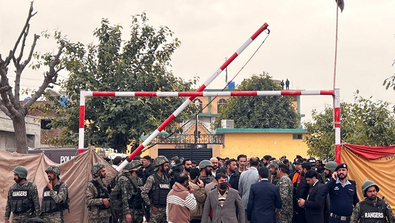 Ambulans mengevakuasi korban setelah ledakan dahsyat di sebuah masjid Muslim Syiah di Islamabad, Pakistan, 6 Februari 2026. (REUTERS/Waseem Khan)