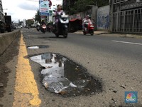 Bahaya! Penampakan Jalan Penghubung Bogor- Depok-Tangsel Penuh Lubang