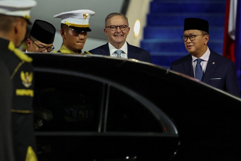 Perdana Menteri Australia Anthony Albanese saat tiba di pangkalan udara Halim Perdanakusuma di Jakarta, Indonesia, 5 Februari 2026. (REUTERS/Willy Kurniawan)
