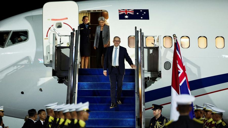 Perdana Menteri Australia Anthony Albanese saat tiba di pangkalan udara Halim Perdanakusuma di Jakarta, Indonesia, 5 Februari 2026. (REUTERS/Willy Kurniawan)