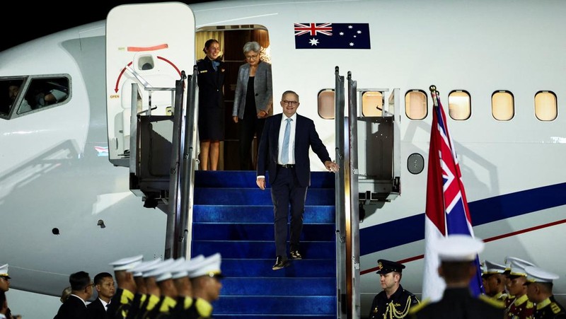 Perdana Menteri Australia Anthony Albanese saat tiba di pangkalan udara Halim Perdanakusuma di Jakarta, Indonesia, 5 Februari 2026. (REUTERS/Willy Kurniawan)