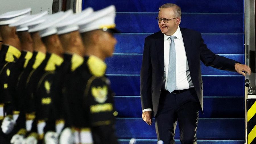 Perdana Menteri Australia Anthony Albanese saat tiba di pangkalan udara Halim Perdanakusuma di Jakarta, Indonesia, 5 Februari 2026. (REUTERS/Willy Kurniawan)