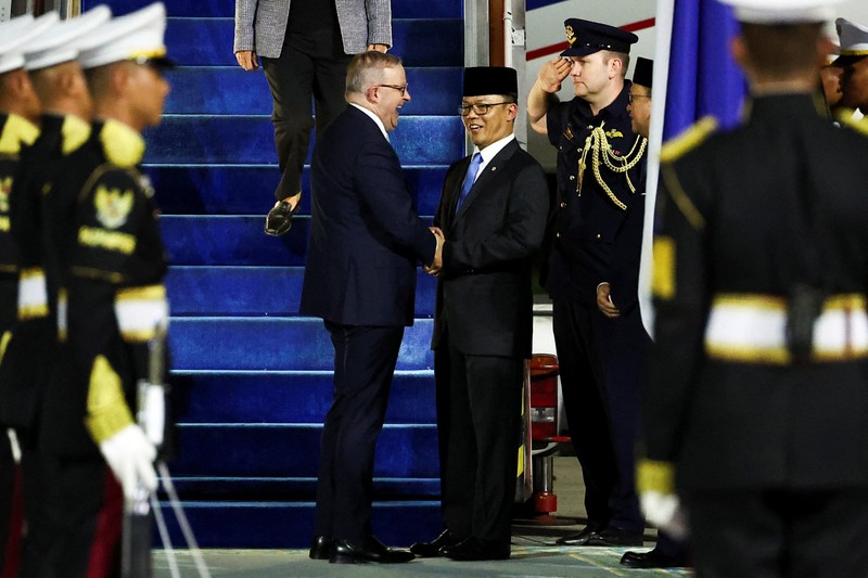 Perdana Menteri Australia Anthony Albanese saat tiba di pangkalan udara Halim Perdanakusuma di Jakarta, Indonesia, 5 Februari 2026. (REUTERS/Willy Kurniawan)