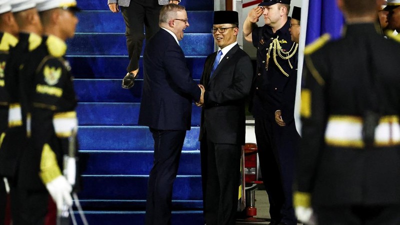 Perdana Menteri Australia Anthony Albanese saat tiba di pangkalan udara Halim Perdanakusuma di Jakarta, Indonesia, 5 Februari 2026. (REUTERS/Willy Kurniawan)
