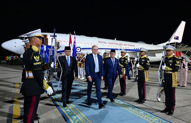 Potret PM Australia Tiba di RI, Disambut Menlu Sugiono-Bos Danantara