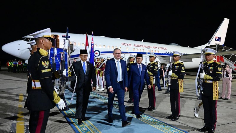 Perdana Menteri Australia Anthony Albanese saat tiba di pangkalan udara Halim Perdanakusuma di Jakarta, Indonesia, 5 Februari 2026. (REUTERS/Willy Kurniawan)