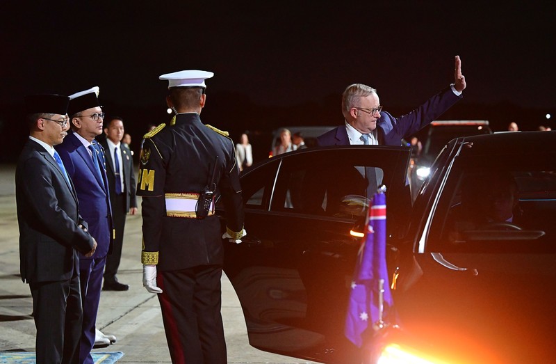 Perdana Menteri Australia Anthony Albanese saat tiba di pangkalan udara Halim Perdanakusuma di Jakarta, Indonesia, 5 Februari 2026. (REUTERS/Willy Kurniawan)