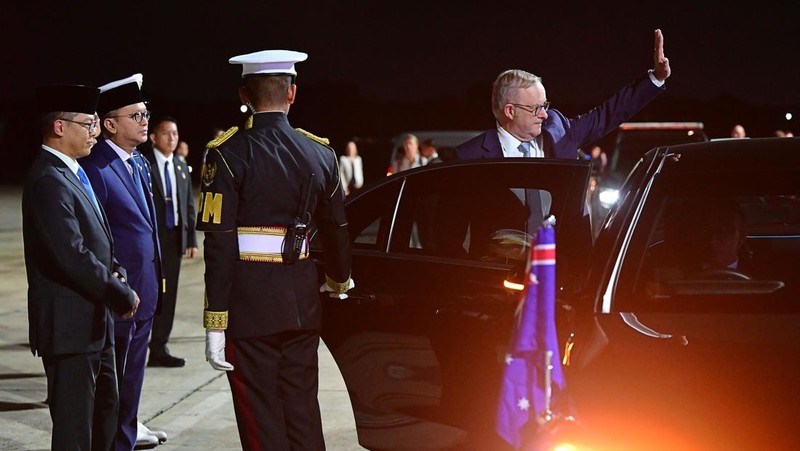 Perdana Menteri Australia Anthony Albanese saat tiba di pangkalan udara Halim Perdanakusuma di Jakarta, Indonesia, 5 Februari 2026. (REUTERS/Willy Kurniawan)