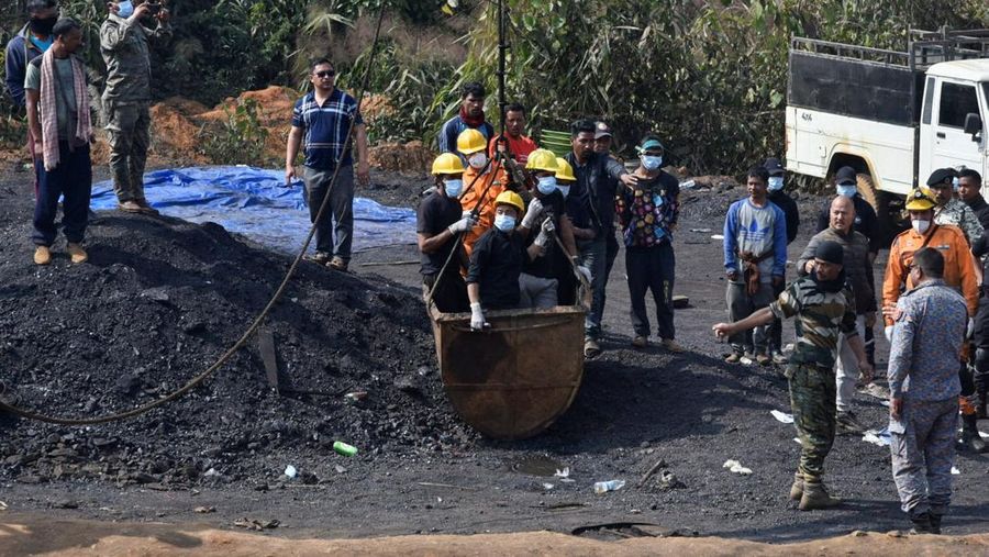 Petugas dari Pasukan Tanggap Bencana Nasional (NDRF) dan Pasukan Tanggap Bencana Negara Bagian (SDRF) melakukan operasi penyelamatan setelah ledakan menewaskan beberapa orang di tambang batu bara ilegal di Meghalaya, India, 6 Februari 2026. (REUTERS/Hafiz Ahmed)