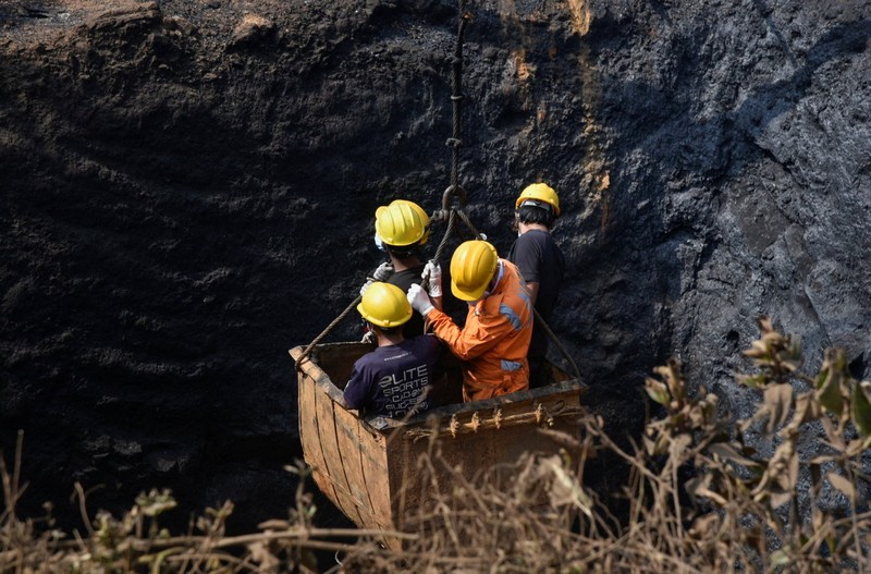 Petugas dari Pasukan Tanggap Bencana Nasional (NDRF) dan Pasukan Tanggap Bencana Negara Bagian (SDRF) melakukan operasi penyelamatan setelah ledakan menewaskan beberapa orang di tambang batu bara ilegal di Meghalaya, India, 6 Februari 2026. (REUTERS/Hafiz Ahmed)