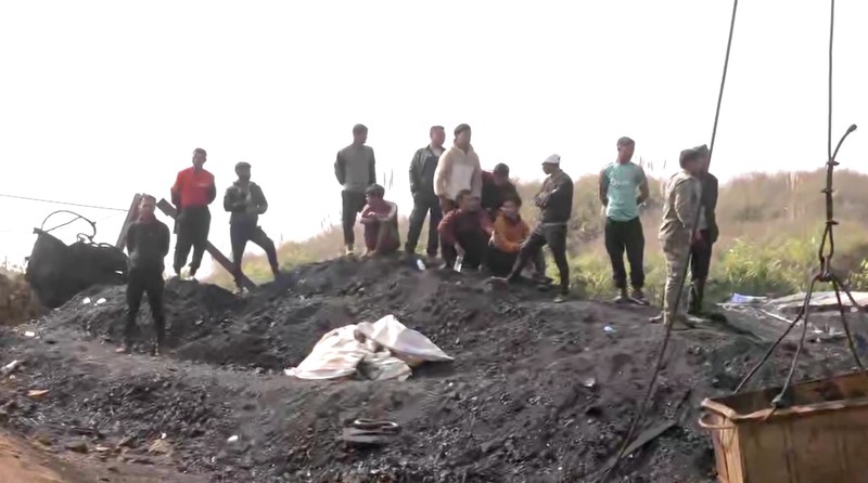 Petugas dari Pasukan Tanggap Bencana Nasional (NDRF) dan Pasukan Tanggap Bencana Negara Bagian (SDRF) melakukan operasi penyelamatan setelah ledakan menewaskan beberapa orang di tambang batu bara ilegal di Meghalaya, India, 6 Februari 2026. (REUTERS/Hafiz Ahmed)