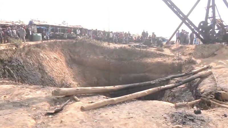 Petugas dari Pasukan Tanggap Bencana Nasional (NDRF) dan Pasukan Tanggap Bencana Negara Bagian (SDRF) melakukan operasi penyelamatan setelah ledakan menewaskan beberapa orang di tambang batu bara ilegal di Meghalaya, India, 6 Februari 2026. (REUTERS/Hafiz Ahmed)