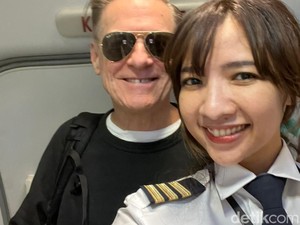 Cerita Pilot Wanita Garuda Terbangkan Bryan Adams dan Diundang ke Konsernya