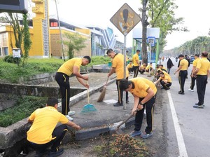 Wujudkan Pekanbaru Asri, Polda Riau-Pemkot Corve Bersihkan Taman hingga Kali
