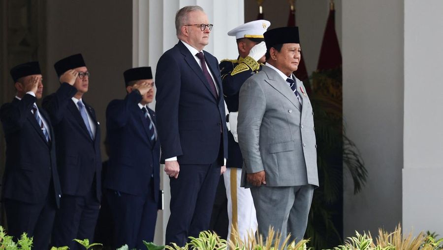 Presiden Prabowo Subianto dan PM Australia Anthony Albanese saat konferensi pers di Istana Negara, Jakarta, Jumat (6/2/2026). (REUTERS/Willy Kurniawan)
