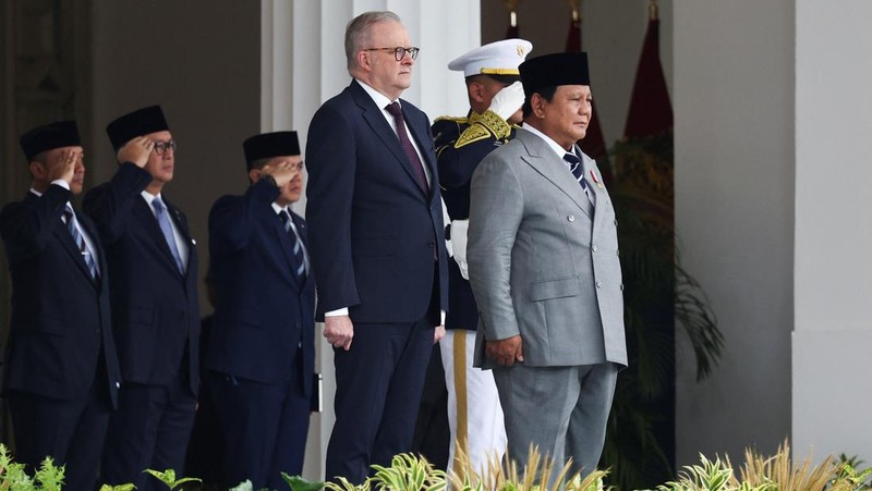 Presiden Prabowo Subianto dan PM Australia Anthony Albanese saat konferensi pers di Istana Negara, Jakarta, Jumat (6/2/2026). (REUTERS/Willy Kurniawan)
