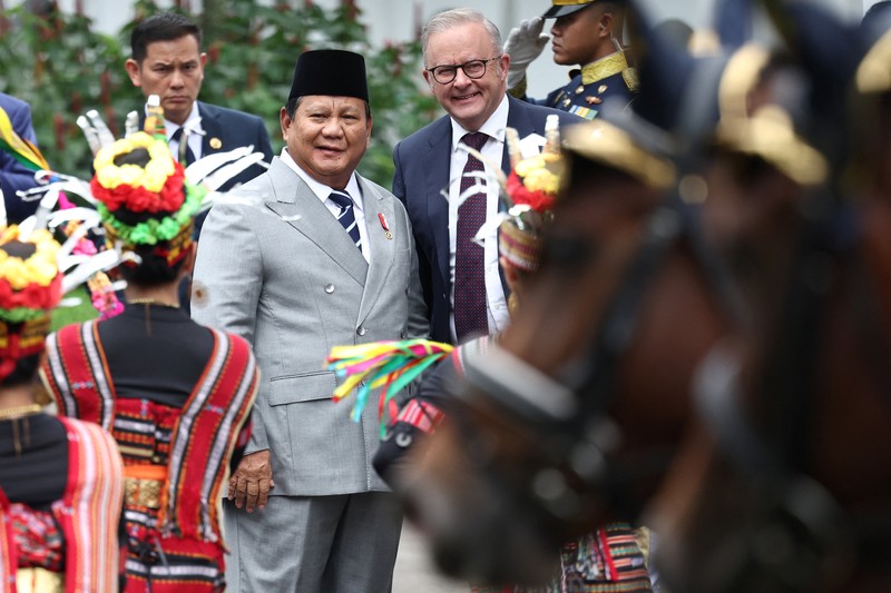 Presiden Prabowo Subianto dan PM Australia Anthony Albanese saat konferensi pers di Istana Negara, Jakarta, Jumat (6/2/2026). (REUTERS/Willy Kurniawan)