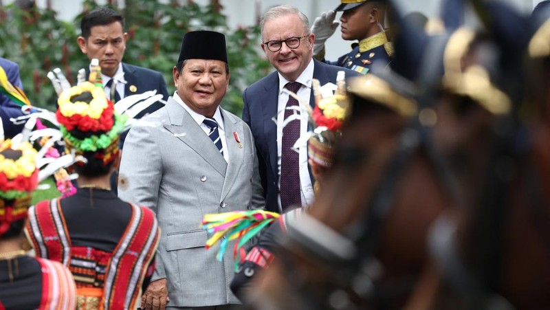 Presiden Prabowo Subianto dan PM Australia Anthony Albanese saat konferensi pers di Istana Negara, Jakarta, Jumat (6/2/2026). (REUTERS/Willy Kurniawan)