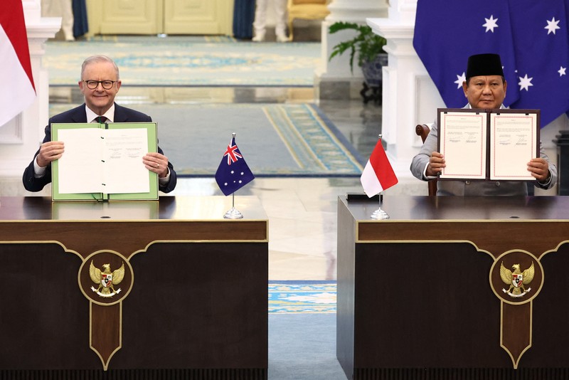 Presiden Prabowo Subianto dan PM Australia Anthony Albanese saat konferensi pers di Istana Negara, Jakarta, Jumat (6/2/2026). (REUTERS/Willy Kurniawan)