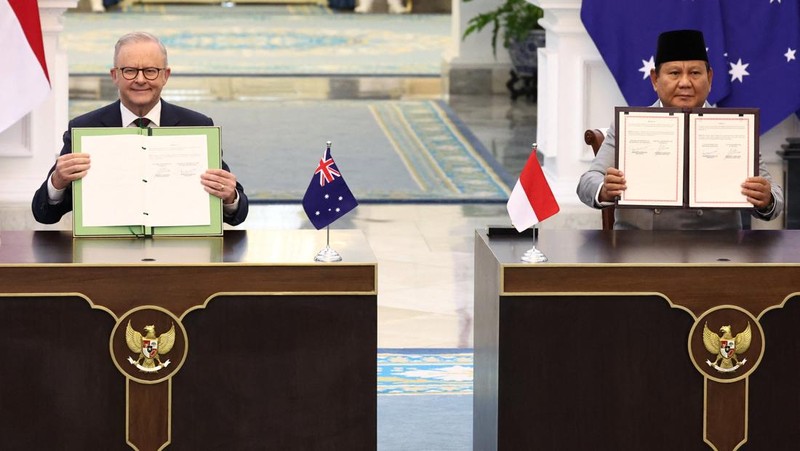 Presiden Prabowo Subianto dan PM Australia Anthony Albanese saat konferensi pers di Istana Negara, Jakarta, Jumat (6/2/2026). (REUTERS/Willy Kurniawan)