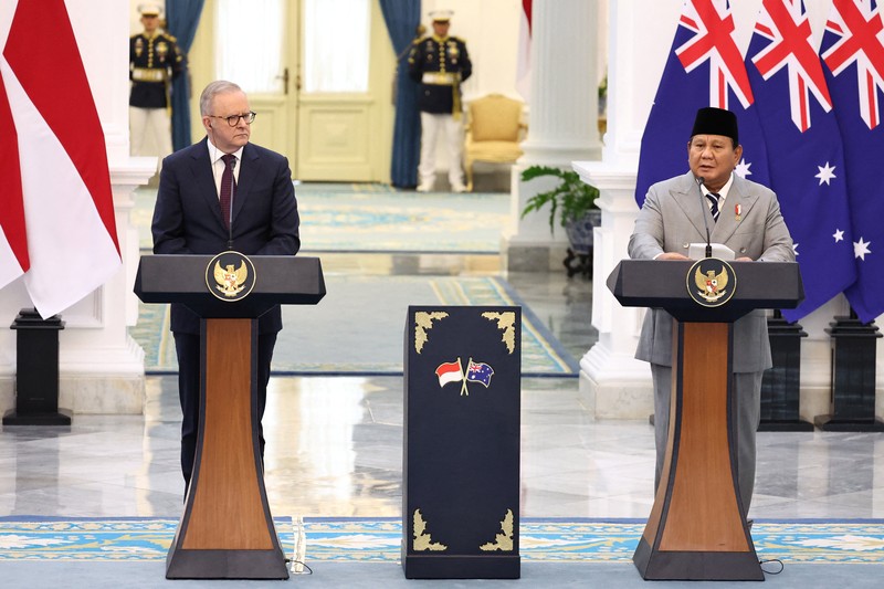 Presiden Prabowo Subianto dan PM Australia Anthony Albanese saat konferensi pers di Istana Negara, Jakarta, Jumat (6/2/2026). (REUTERS/Willy Kurniawan)