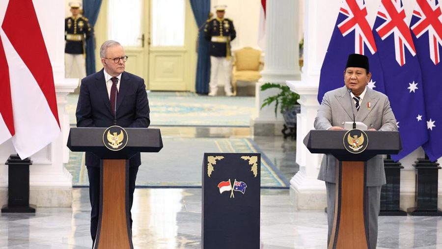 Presiden Prabowo Subianto dan PM Australia Anthony Albanese saat konferensi pers di Istana Negara, Jakarta, Jumat (6/2/2026). (REUTERS/Willy Kurniawan)